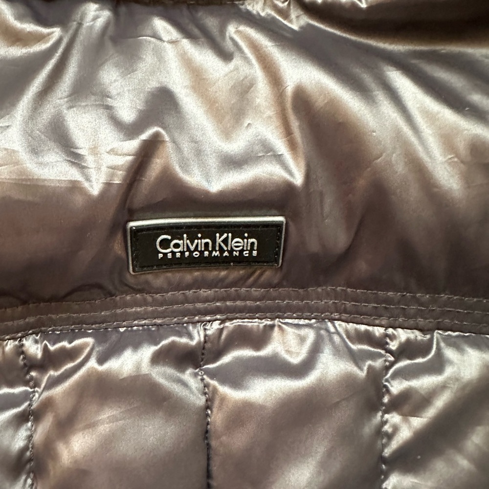 Calvin Klein Performance sleeveless vest with headphone access - Picture 9 of 9